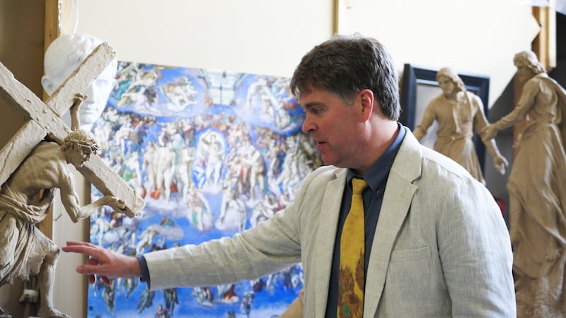 Le sculpteur Michael Hall présente l'une de ses sculptures dans son atelier à Provo, dans l'Utah.