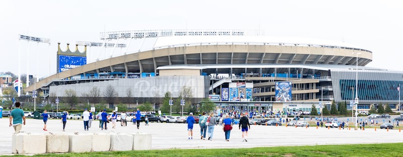 Des fans entrent dans le stade Kauffman pour la soirée JustServe lors du match des Royals de Kansas City à Kansas City, Missouri, jeudi 9 avril 2026.