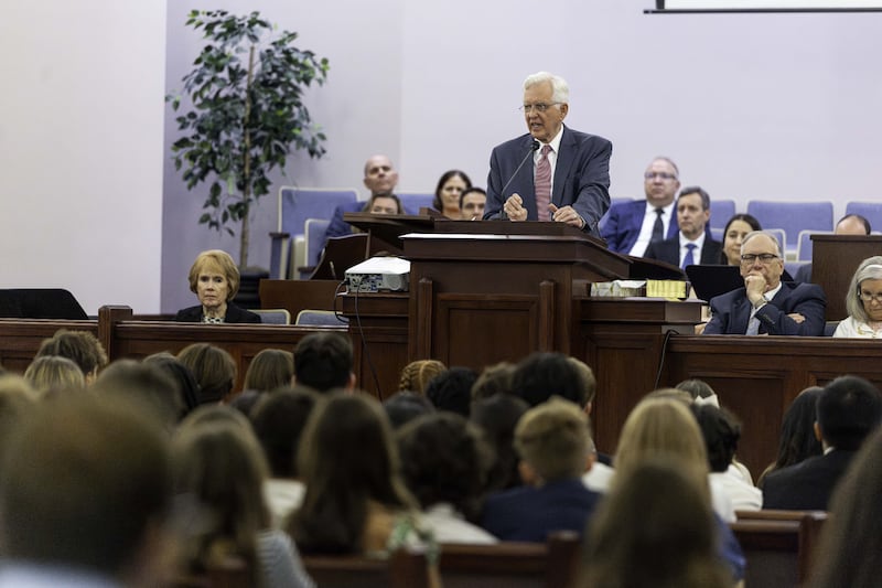 Le président D. Todd Christofferson, deuxième conseiller dans la Première Présidence, prend la parole lors d'une réunion spirituelle pour les jeunes saints des derniers jours à Toronto, au Canada, le samedi 13 juin 2026.