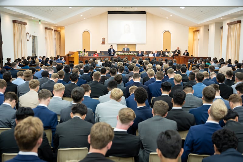 Plus de 300 missionnaires se sont rassemblés pour une réunion spirituelle avec frère Ronald A. Rasband, du Collège des douze apôtres, à Managua, au Nicaragua, le vendredi 16, 2026.