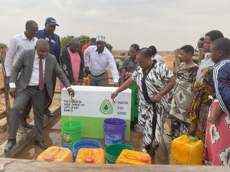 Des dirigeants locaux de l’Église ouvrent un robinet d’eau en Tanzanie le 20 août 2026.