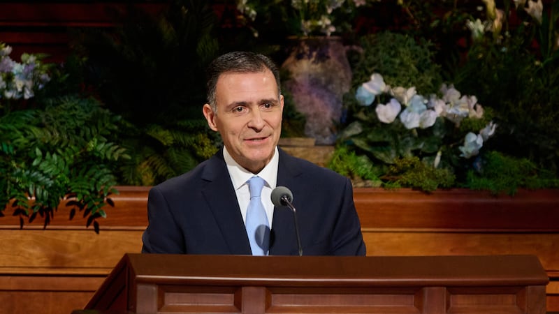 Frère Eduardo F. Ortega, soixante-dix Autorité générale, parle pendant la session du samedi après-midi de la 196e conférence générale annuelle de l'Eglise de Jésus-Christ des Saints des Derniers Jours au Conference Center à Salt Lake City le 4 avril 2026.