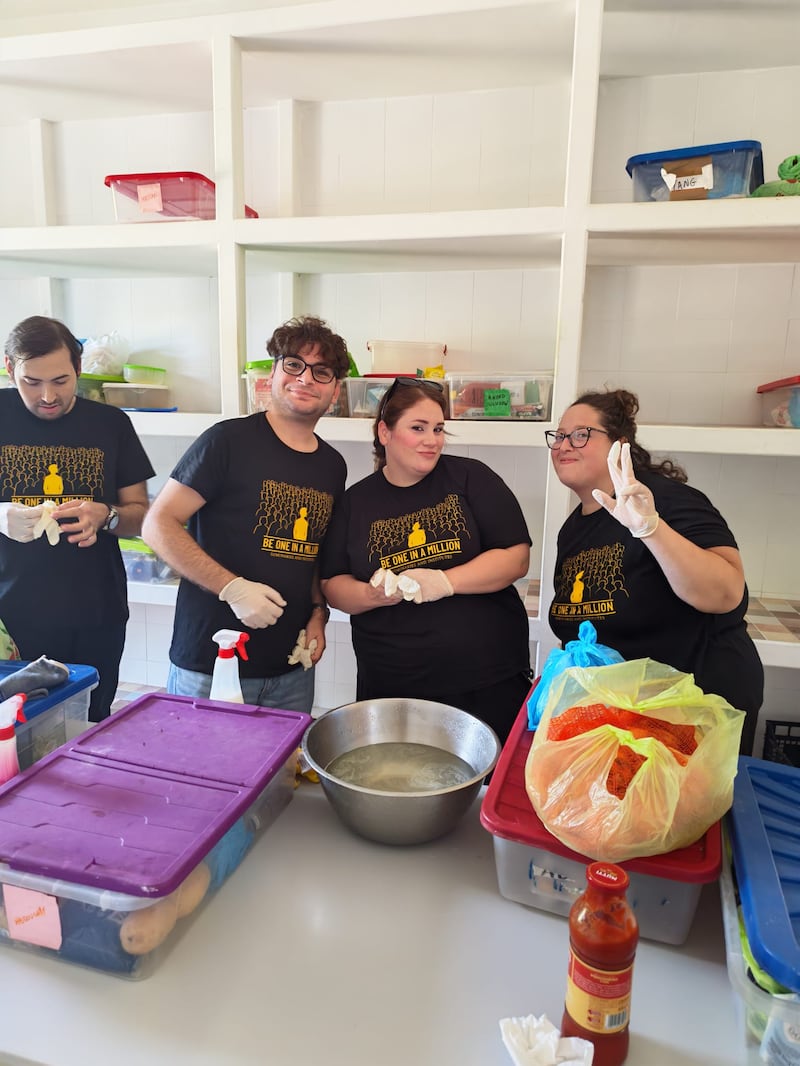 Des jeunes adultes seuls du pieu de Palerme (Italie) trient et organisent de la nourriture et des fournitures à la Casa Scalabrini 634 à Rome (Italie).