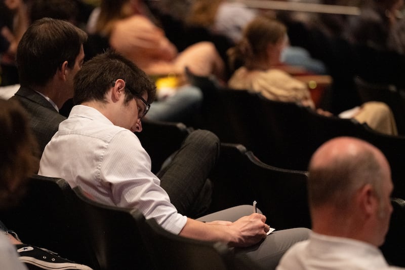 Une étudiante écoute lors de la devotionnelle de BYU-Idaho à Rexburg, Idaho, le mardi 2 juin 2026.