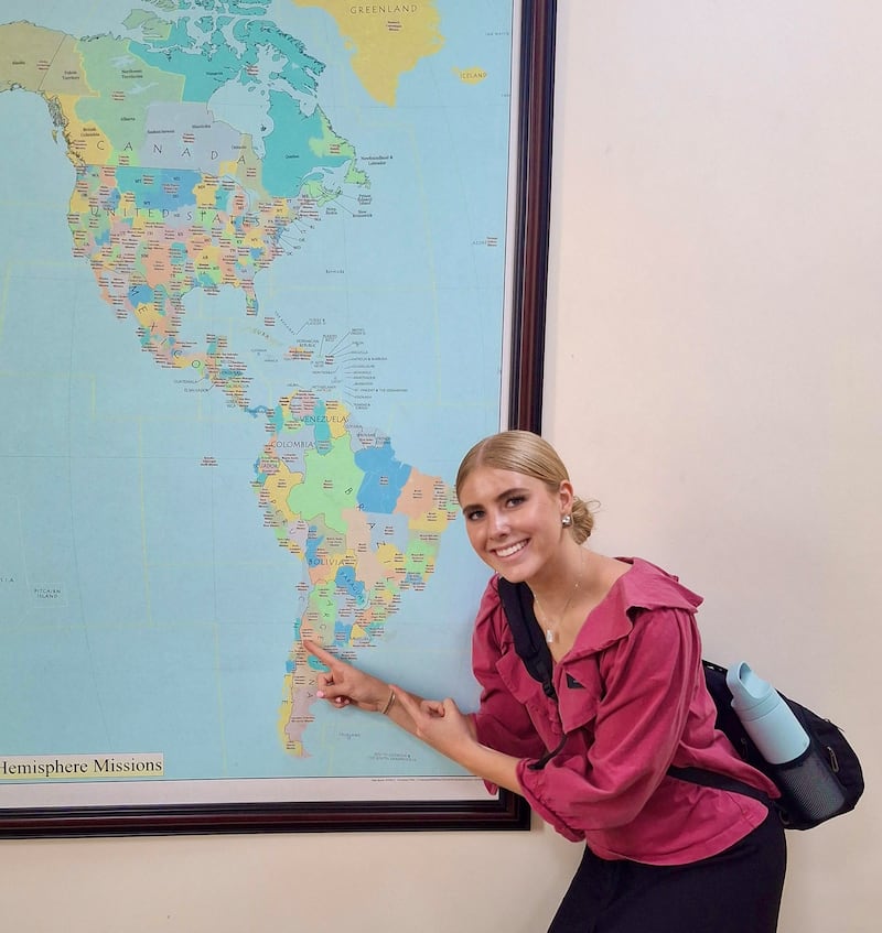 Jane Farrell montre la mission de Viña del Mar au Chili pendant sa formation missionnaire à Mexico, Mexique, le 5 juillet 2025.