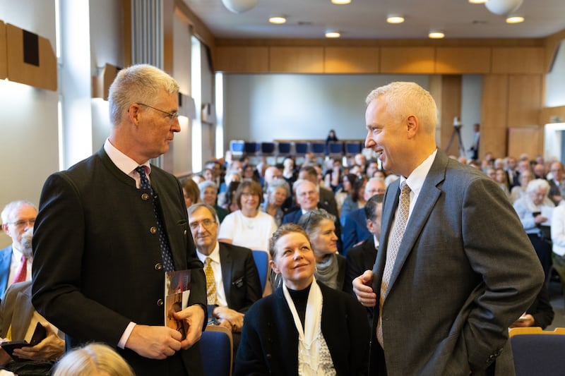 Frère Michael Cziesla — soixante-dix Autorité générale et membre de la présidence de l'interrégion du Centre de l'Europe de l'Église — s'entretient avec un participant dans un lieu de réunion avant la cérémonie d'ouverture du chantier du temple de Vienne (Autriche), à Vienne (Autriche), le 17 octobre 2026.