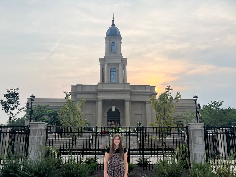 Janie Jensen, 16 ans, de la paroisse de Westlake, pieu de Cleveland (Ohio), est photographiée devant le temple de Cleveland (Ohio), qui sera bientôt consacré, le 9 août 2026.