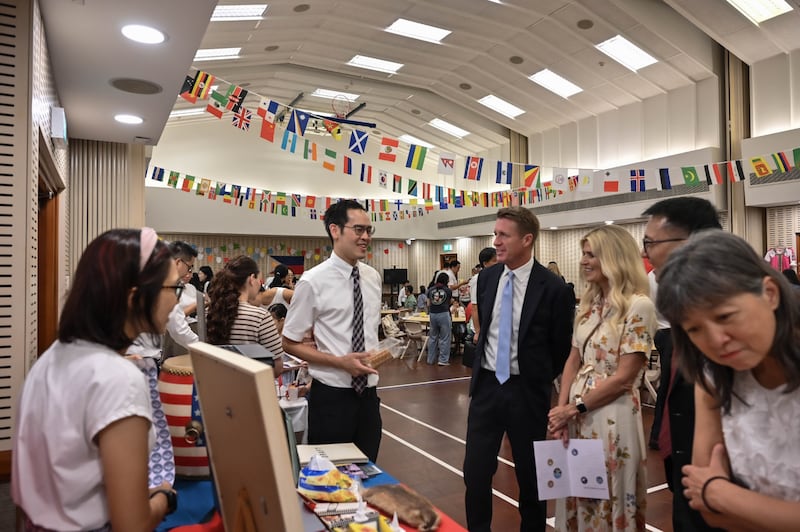 Durant une mission de ministère en Asie du 21 au 31 mai 2026, le président général des Jeunes Gens Timothy L. Farnes et son épouse, sœur Linsey Farnes, ont assisté à une activité « Missionnaires du monde entier » à Singapour où près de 100 enfants ont été inspirés à se préparer pour un futur service missionnaire.