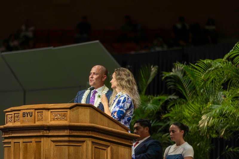 Le président de BYU–Hawaï, John S. K. Kauwe III, et son épouse, sœur Monica Kauwe, prennent la parole lors de la réunion spirituelle d’ouverture du semestre d’automne, le mardi 8 septembre 2026, au Cannon Activities Center à Laie (Hawaï).