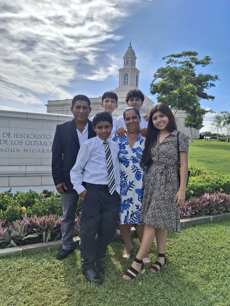 Dariana Martinez, à droite, pose avec des membres de sa famille à l’extérieur du temple de Managua (Nicaragua), à Managua, au Nicaragua, après une visite guidée le 16 septembre 2026.