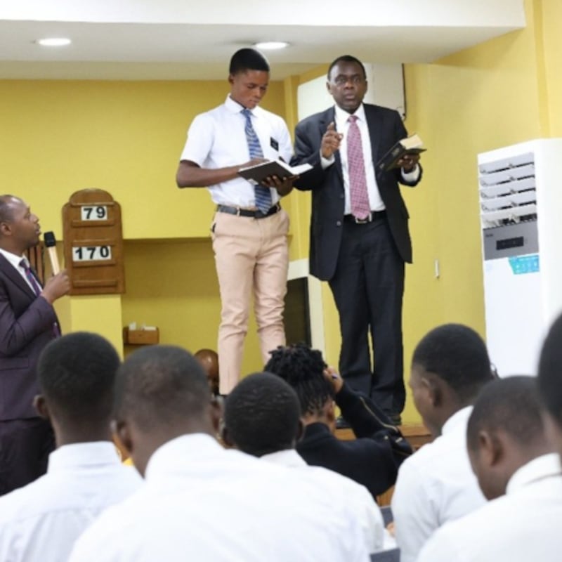 Frère Edward Dube enseigne des missionnaires au centre de formation missionnaire de Kinshasa, en République démocratique du Congo, le 1er mai 2026.