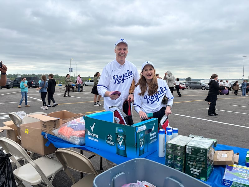Frère Jeremiah Morgan et sœur Rebecca Morgan assemblent des trousses d'hygiène dans le cadre de la soirée JustServe lors du match de baseball de la Ligue majeure des Royals de Kansas City, le 25 avril 2025, à Kansas City (Missouri).