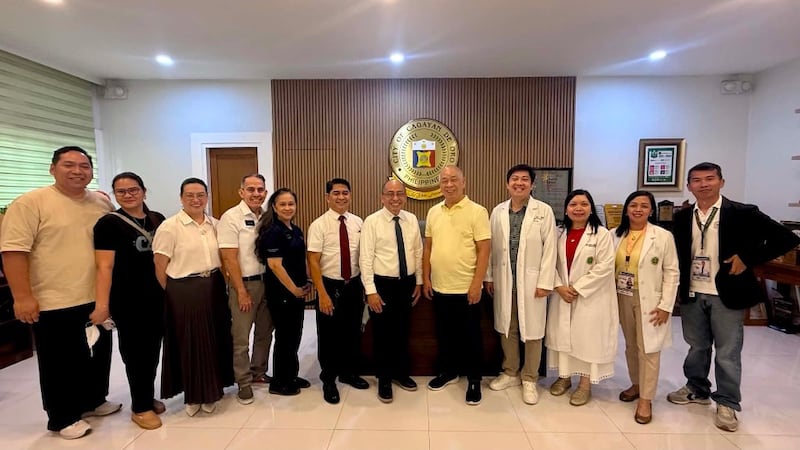 Des représentants de l'Église, des dirigeants de la ville et des responsables de l'hôpital posent ensemble pour une photo à Cagayan de Oro (Philippines), en août 2026.