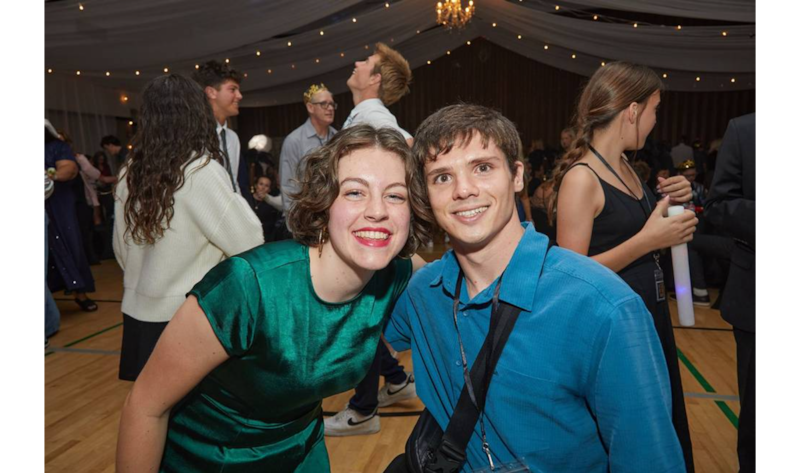 Un jeune homme et une jeune femme posent pour une photo lors d'un bal Dazzle Prom organisé par plus de 200 adolescents bénévoles dans le comté d'Orange, en Californie, le samedi 25 avril 2026, dans le cadre de la Journée mondiale du bénévolat des jeunes.