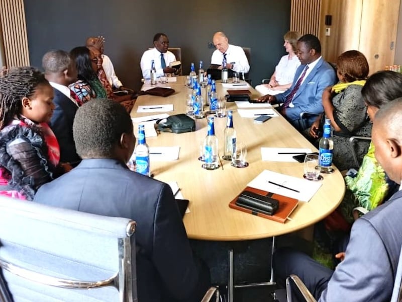 Elder Edward Dube et Elder Paul B. Pieper dirigent une discussion de groupe de réflexion autour d'une table à Lubumbashi, en République démocratique du Congo, le 30 avril 2026.
