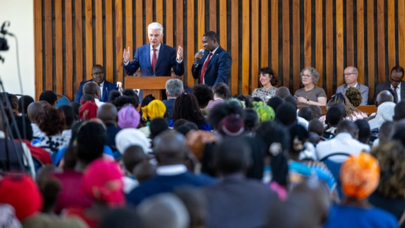 Frère Gérald Caussé parle lors de la conférence du pieu de Kyulu (Kenya), le dimanche 18 octobre 2026.