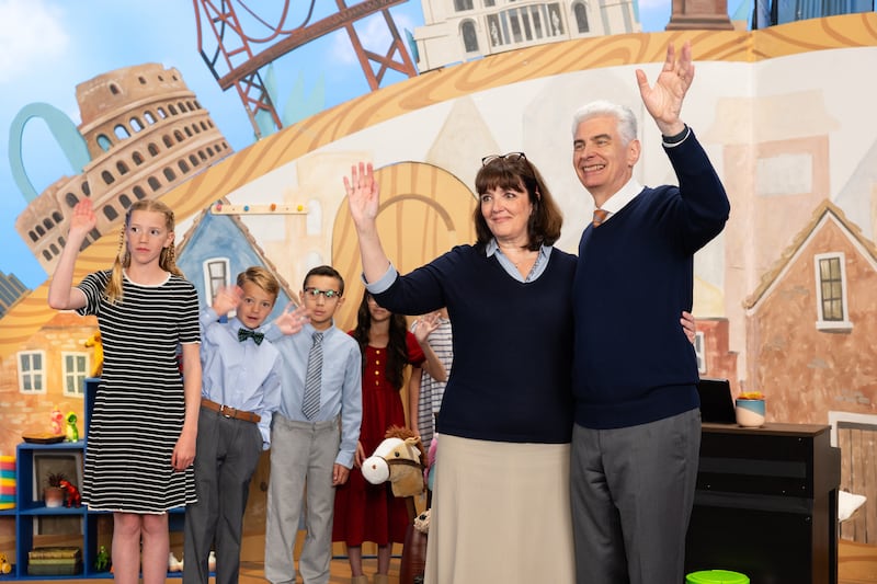 Frère Gérald Caussé et sœur Valérie Caussé font un signe de la main à la fin de l'émission « d'ami à ami » de septembre 2026.