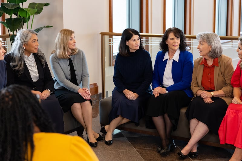 Sœur J. Anette Dennis, première conseillère dans la présidence générale de la Société de Secours, deuxième à partir de la droite, s'entretient avec des membres du conseil consultatif général de la Société de Secours lors du tournage de la veillée de la Société de Secours de mars 2026, au Conference Center de Salt Lake City, le vendredi 5 décembre 2025.
