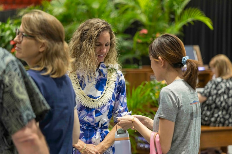 Le président de BYU–Hawaï, John S.K. Kauwe III, et son épouse, sœur Monica Kauwe, saluent les étudiants et le corps professoral après la réunion spirituelle qui s'est tenue au Cannon Activities Center à Laie (Hawaï), le mardi 8 septembre 2026.