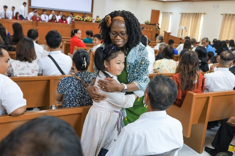Présidente Rosemary K. Chibota étreint un enfant à Tacloban City, aux Philippines, le 19 septembre 2026.