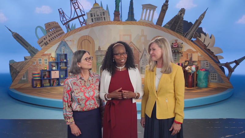 Présidente Rosemary K. Chibota, sœur Nina M. Garfield et sœur Theresa A. Collins parlent ensemble pendant l'émission d'Ami à ami de septembre 2026.