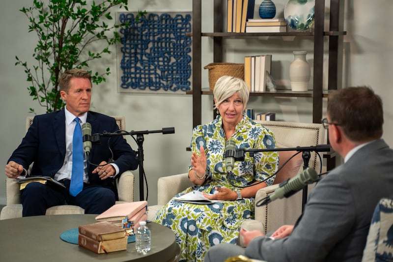 À gauche, Timothy L. Farnes, président général des Jeunes Gens, et Emily Belle Freeman, présidente générale des Jeunes Filles, s'expriment lors d'un enregistrement du podcast du Church News diffusé le lundi 31 août 2026