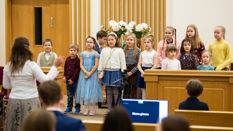 Un chœur d'enfants de la Primaire chante à la chapelle de Riga, à Riga (Lettonie), le 7 mars 2023.