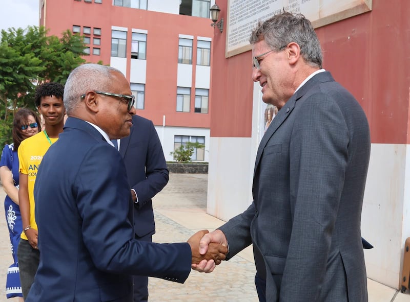 Frère Marcos A. Aidukaitis serre la main du président du Cap-Vert, José Maria Neves, avant la cérémonie d’ouverture de la conférence « Jeunes, soyez forts » de cette année à Praia, au Cap-Vert, le 17 août 2026.