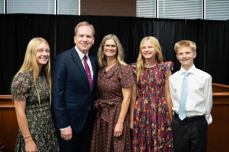 Burke Olsen, éditeur du Deseret News, deuxième à partir de la gauche, pose pour une photo avec sa famille après avoir pris la parole lors d'une réunion spirituelle à Ensign College, à Salt Lake City, le 8 septembre 2026.