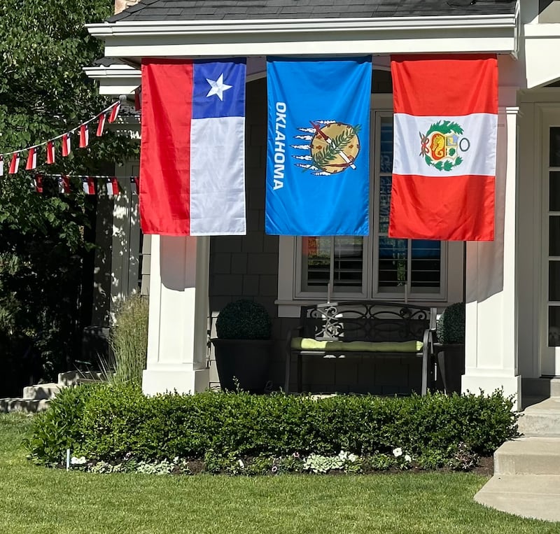 Trois drapeaux sont suspendus à la rampe de la maison des Farrell, symbolisant les trois missions que chaque membre de la famille accomplira ou accomplit actuellement, le 9 juin 2025 à Millcreek, Utah.