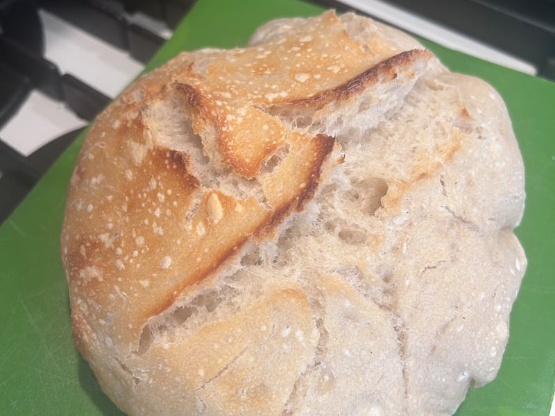Un pain au levain repose sur le comptoir apres la cuisson, le 16 mai 2026.