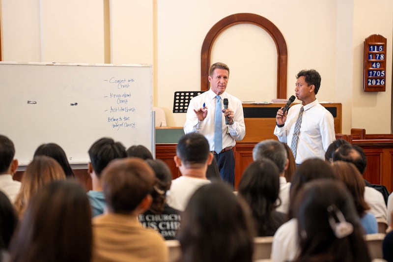 Le président général des Jeunes Gens, frère Timothy L. Farnes, donne des instructions aux jeunes et aux dirigeants au Cambodge lors d'une mission de ministère du 22 au 25 mai 2026.