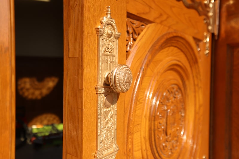 Les poignées de porte emblématiques et les boiseries détaillées brillent sur les portes est rénovées du temple de Salt Lake qui ont été installées le mardi 23 juin 2026.