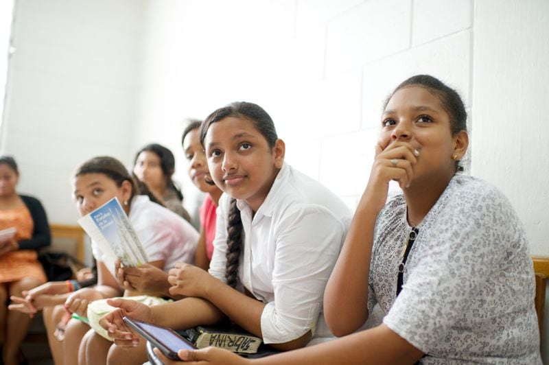 Des jeunes filles en Équateur participent à un cours.