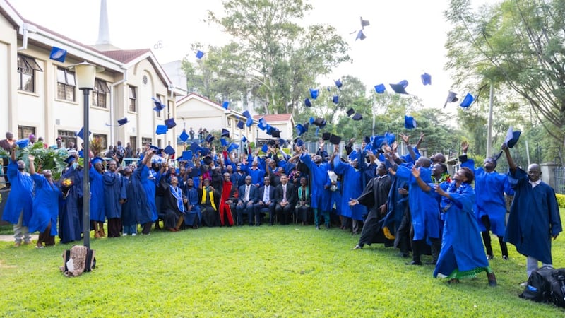 Des diplômés lancent leur toque en l'air en signe de célébration après la cérémonie de fin d'études de BYU Pathway à Nairobi, au Kenya. Le 25 avril 2026.
