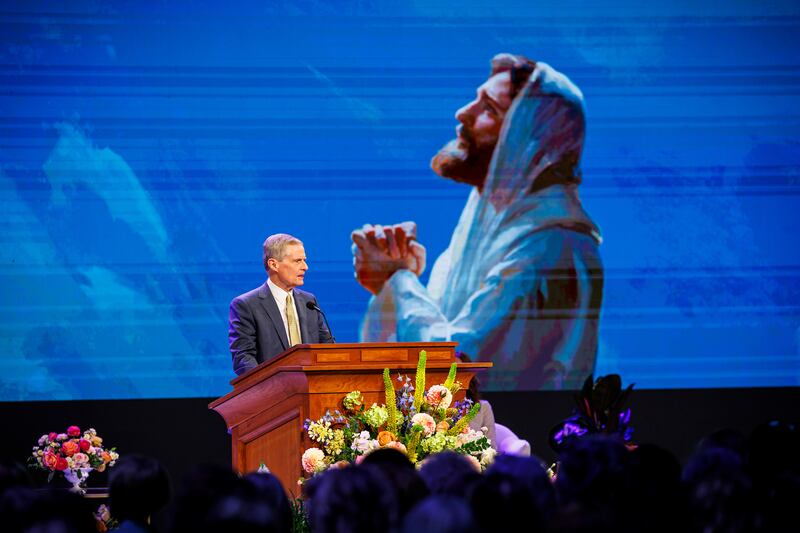 Elder David A. Bednar, du Collège des douze apôtres, prend la parole au Marriott Center à Provo, en Utah, lors de la conférence des femmes de BYU le 1er mai 2026.