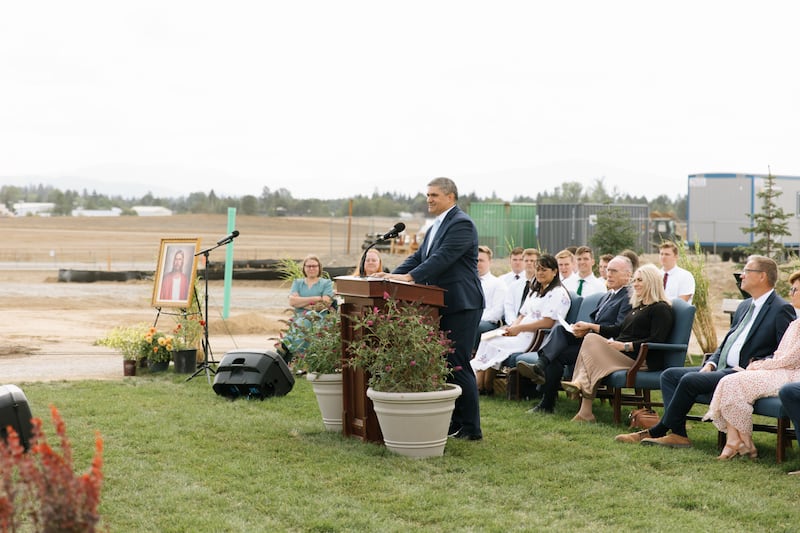 Frère Hutch U. Fale — soixante-dix Autorité générale et membre de la présidence de l’interrégion de l’Ouest des États-Unis de l’Église — s’exprime lors de la cérémonie d’ouverture du chantier du temple de Coeur d’Alene (Idaho), le samedi 29 août 2026, à Coeur d’Alene (Idaho).