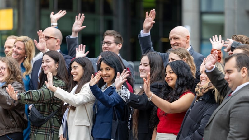 Les participants à la conférence Brussels Nexus se rassemblent devant le bâtiment du Parlement européen à Bruxelles, en Belgique, avant leur visite le 13 mai 2026.