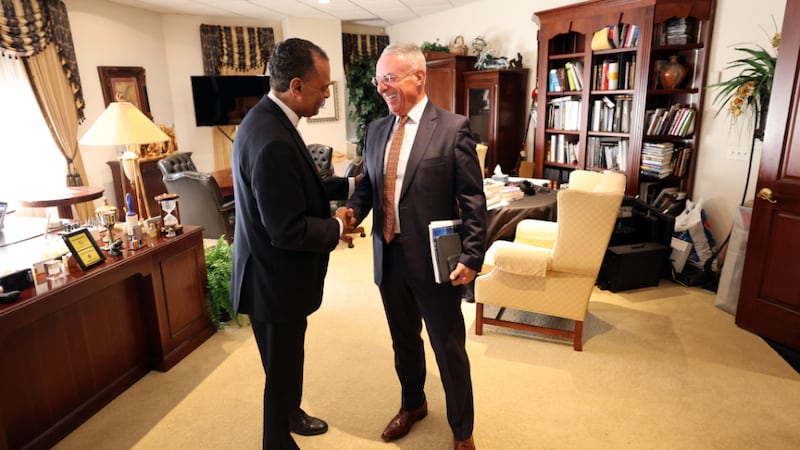 Frère Ulisses Soares, du Collège des douze apôtres, à droite, rencontre le révérend A. R. Bernard, fondateur et PDG du Christian Cultural Center, dans le bureau de M. Bernard à Brooklyn (New York), le vendredi 21 août 2026.