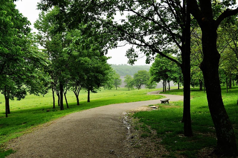 L'un des nombreux sentiers à travers les arbres à Adam-ondi-Ahman offre aux visiteurs l'occasion de se promener sur ce site historique près de Jameson, dans le Missouri.