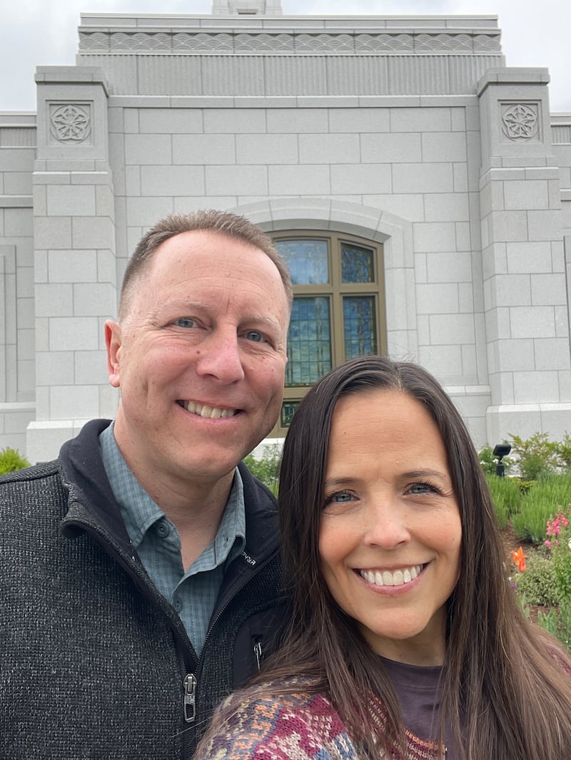 Nathan et Satina Tolman, de la paroisse de Sweet Home, pieu de Lebanon, Oregon, se tiennent devant le temple de Willamette Valley, Oregon, le 7 mai 2026.