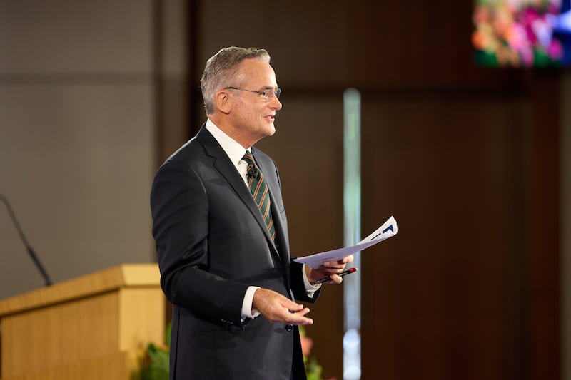 Frère Patrick Kearon du Collège des douze apôtres s'exprime lors du séminaire 2026 pour les nouveaux présidents de mission au centre de formation des missionnaires de Provo à Provo, Utah, le samedi 20 juin 2026.
