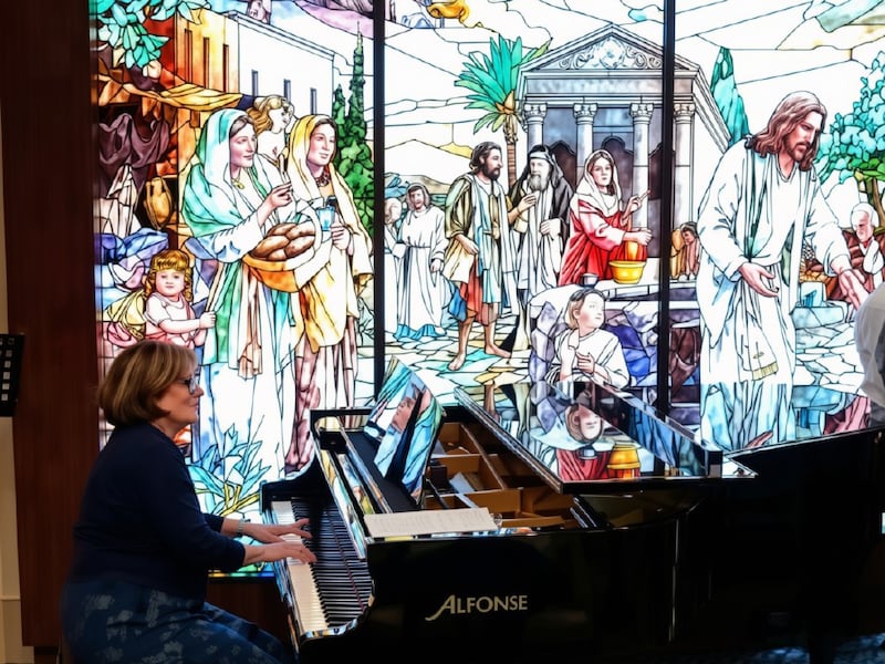 Shawna Edwards, compositrice de « Le Miracle », un nouvel ajout à Cantiques pour le foyer et l’Église, joue du piano au centre des visiteurs du temple de Rome, à Rome (Italie), en avril 2026.