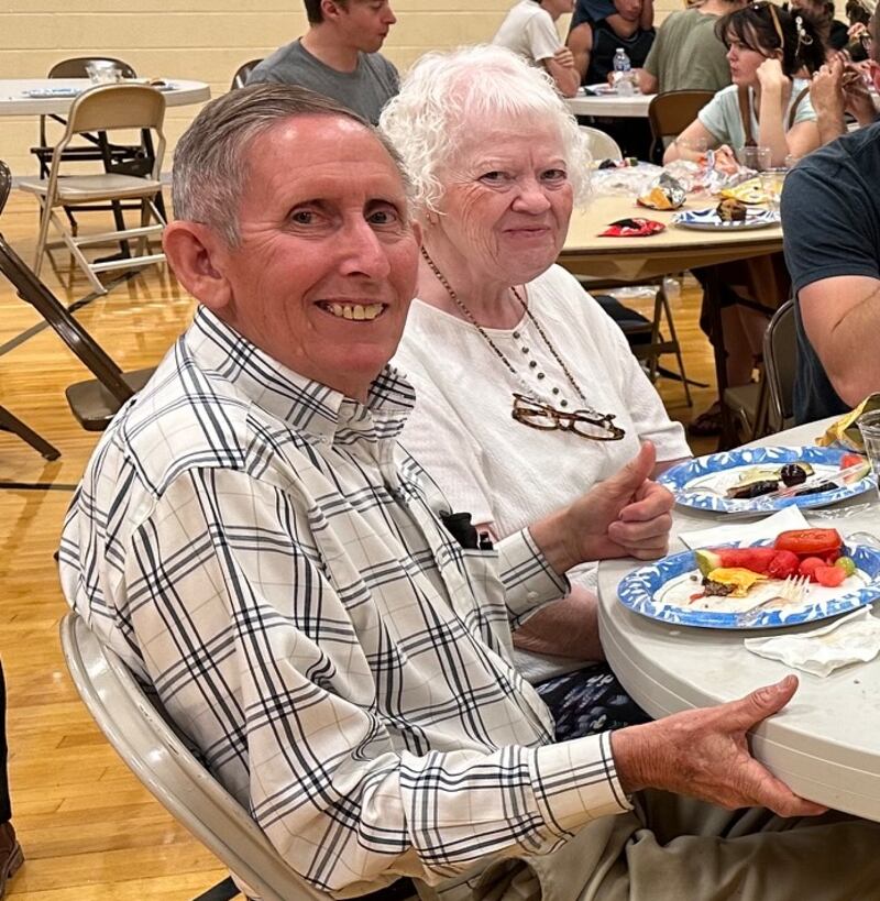 Dan et Winona Carlile prennent un repas servi aux personnes évacuées dans la chapelle du pieu de Pueblo (Colorado), le 10 juillet 2026. Le couple Carlile a été évacué en raison de l’incendie d’Aspen Acres qui faisait rage près de leur domicile à Colorado City (Colorado).