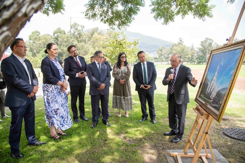 À droite, frère Moisés Villanueva, soixante-dix Autorité générale et président de la région du Mexique de l'Église, montre à des membres du Sénat du Mexique une représentation graphique et le site du futur temple de Benemérito de Mexico (Mexique), le vendredi 28 août 2026.