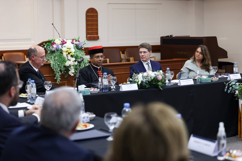 Le cardinal George Jacob Koovakad, préfet du Dicastère pour le dialogue interreligieux, deuxième à partir de la gauche, se joint à frère Alan R. Walker, un soixante-dix Autorité générale et président de la région du Sud de l'Amérique du Sud de l'Église, deuxième à partir de la droite, lors d'un événement interconfessionnel à Buenos Aires, en Argentine, le 10 septembre 2026.