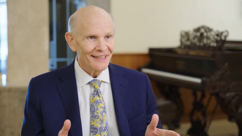 Frère Dale G. Renlund, du Collège des douze apôtres, parle du nouveau recueil de cantiques mondial en juin 2025.