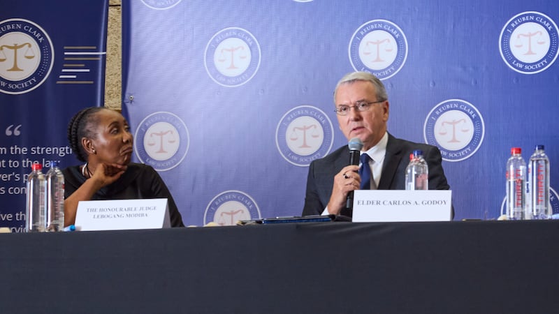 Frère Carlos A. Godoy et la juge Lebogang Modiba s'expriment lors d'une conférence sur la liberté religieuse à Johannesburg (Afrique du Sud), le 8 août 2026.