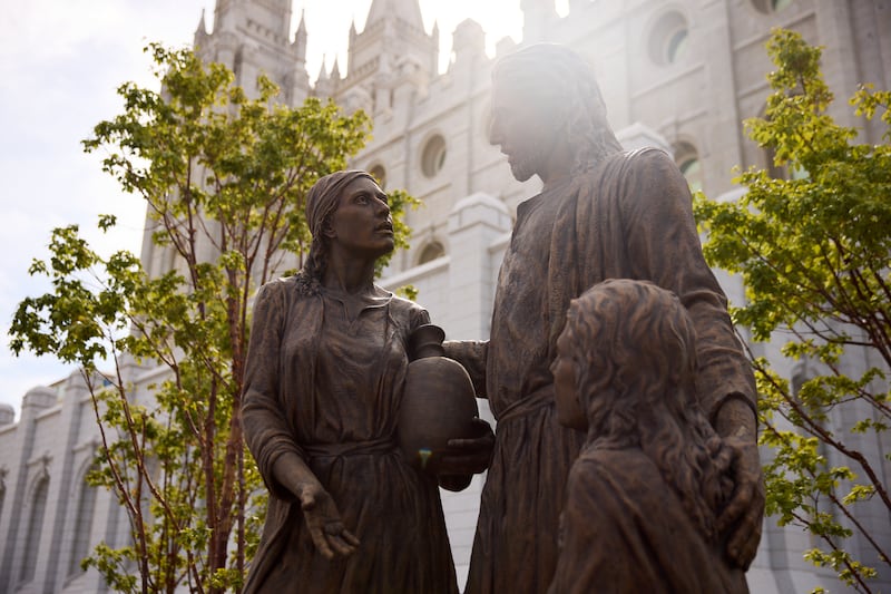 La statue Jésus-Christ avec Marie et Marthe se dresse sur Temple Square à Salt Lake City le mardi 15 septembre 2026.