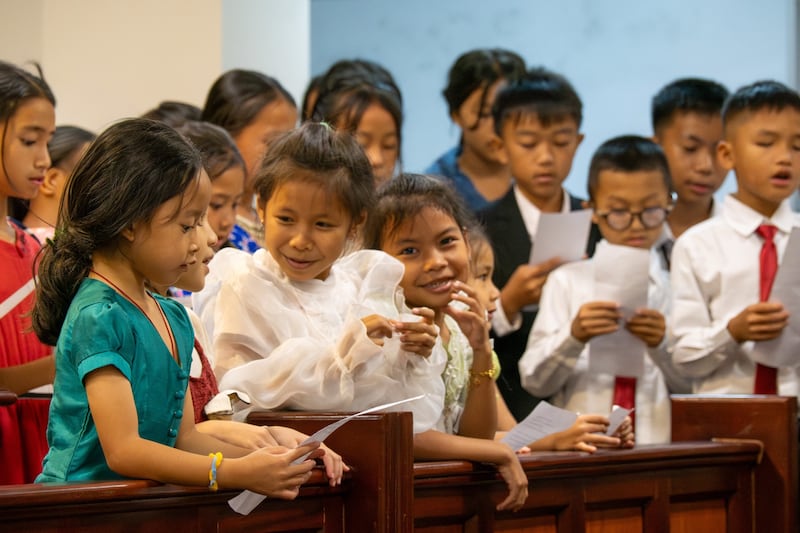 Des enfants chantent lors d’une réunion spirituelle avec frère Patrick Kearon, du Collège des douze apôtres, et sœur Jennifer Kearon, pendant son ministère du 12 au 21 mars 2026 dans l’interrégion d’Asie de l’Église.
